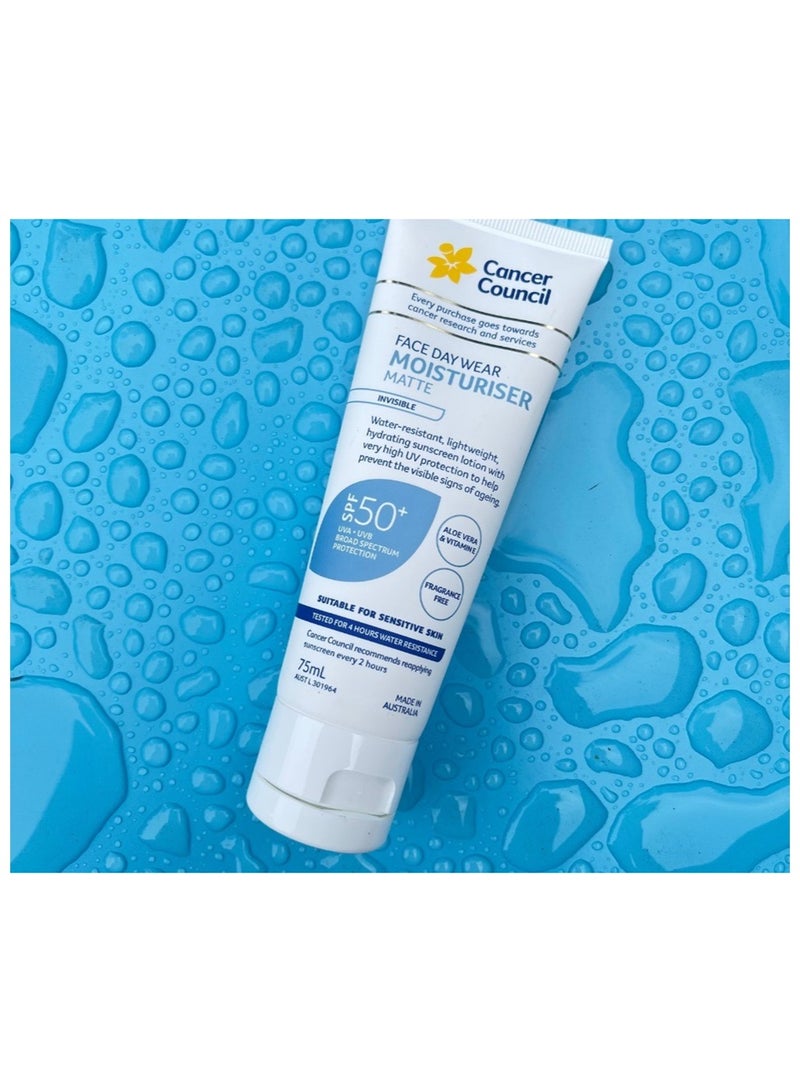 كانسر كاونسيل مرطب يومي من مجلس مكافحة السرطان مقاوم للماء بمعامل حماية من الشمس SPF50 بحجم 75 مل، مرطب نهاري للوجه والجسم، مقاوم للماء، خفيف الوزن، كريم واقٍ من الشمس مرطب بالألوفيرا، خالي من العطور، مناسب للبشرة الحساسة - Image 4