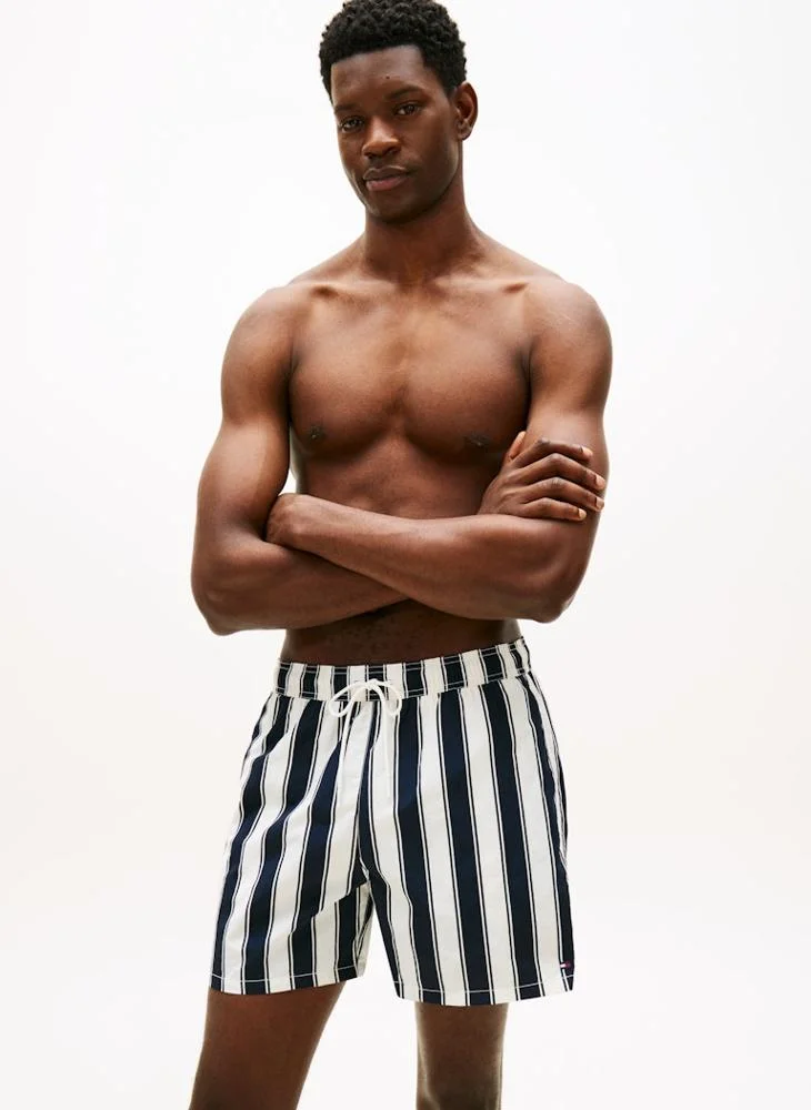 تومي هيلفيغر شورت سباحة متوسط الطول بطبعة