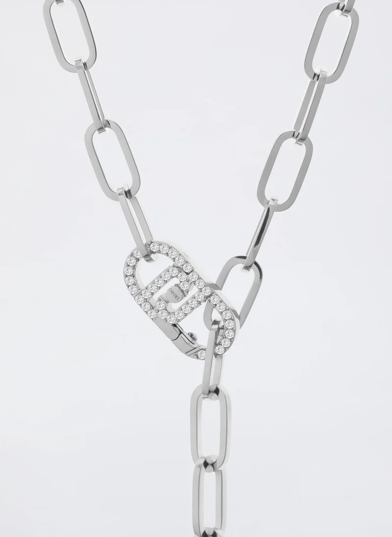 ليو جو عقد بحجر الراين على عنصر الأحرف الأولى