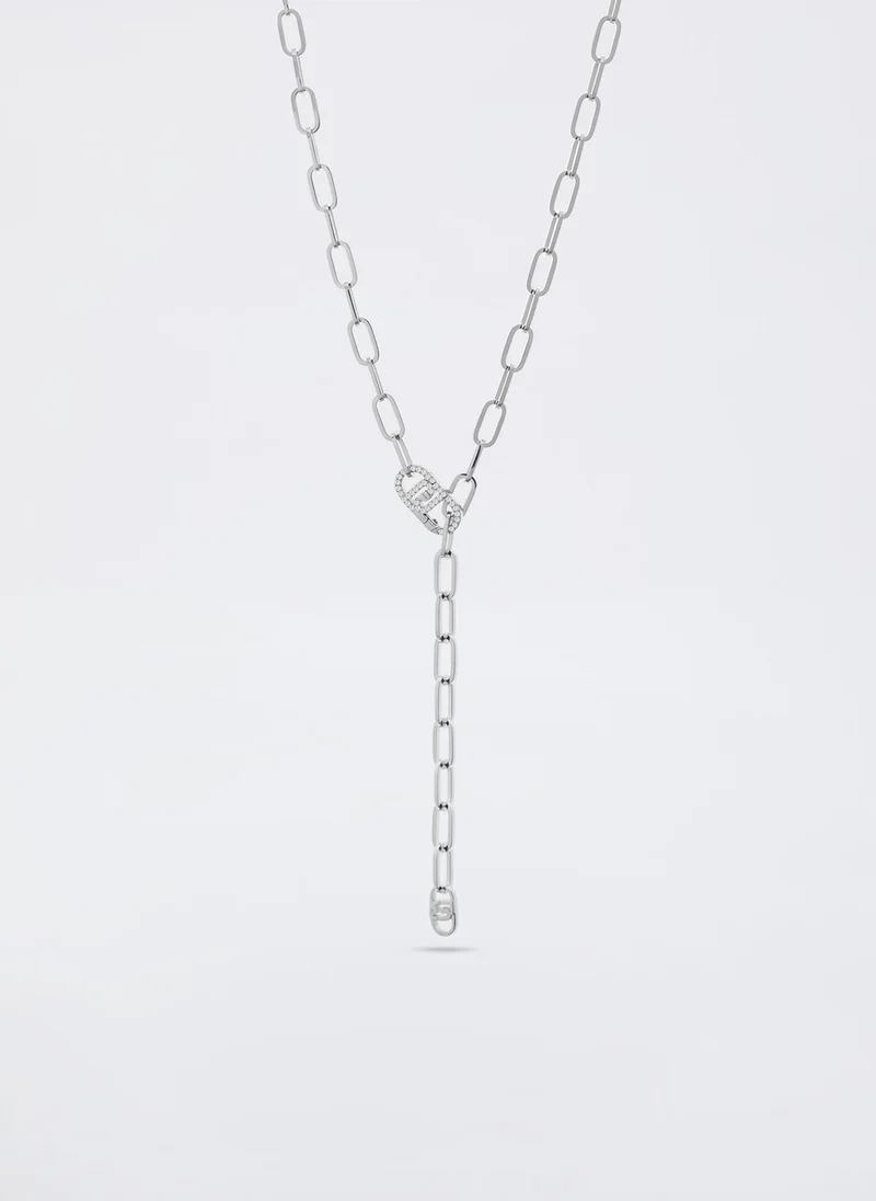 ليو جو عقد بحجر الراين على عنصر الأحرف الأولى