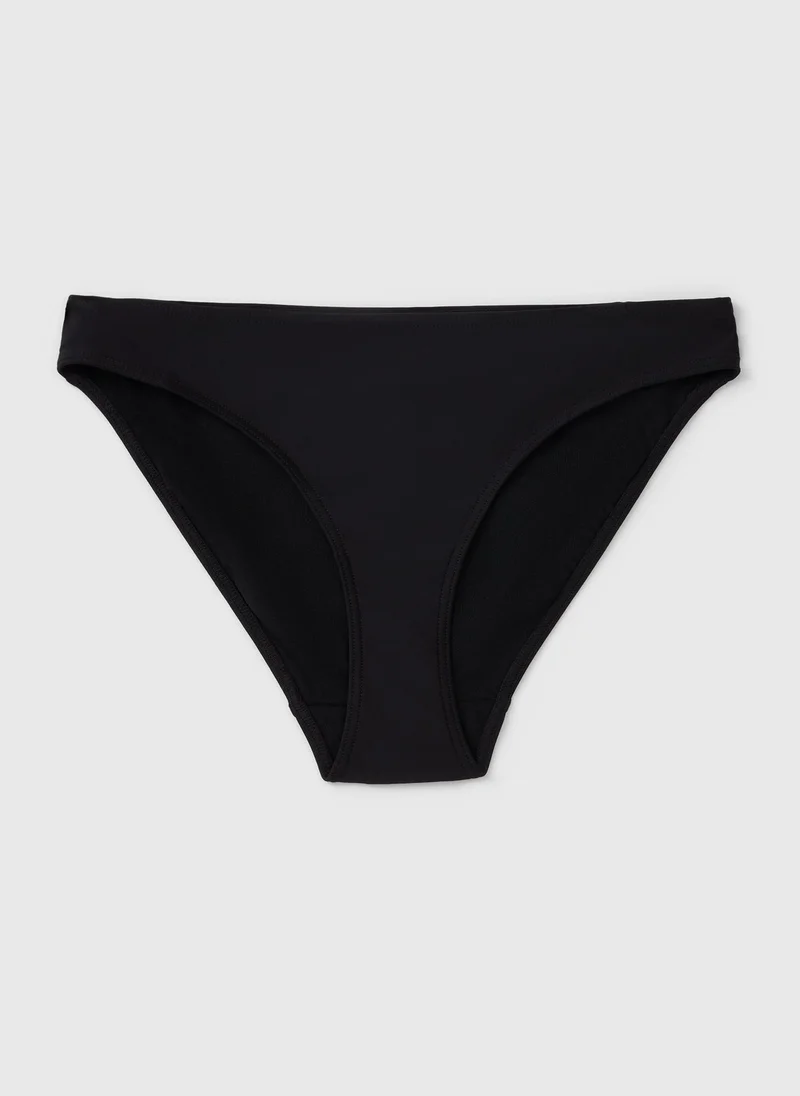 ماتلان شورت بكيني أسود بتصميم عالي الأرجل