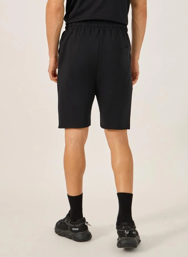 Styli Graphic Print Raw-Edge Hem Shorts