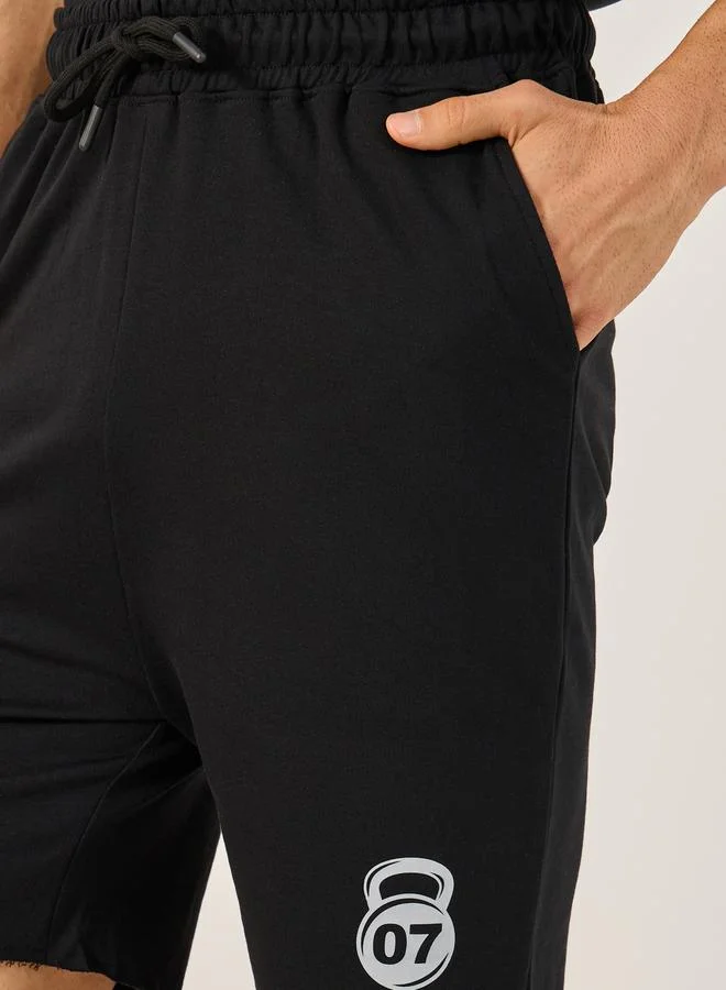 Styli Graphic Print Raw-Edge Hem Shorts