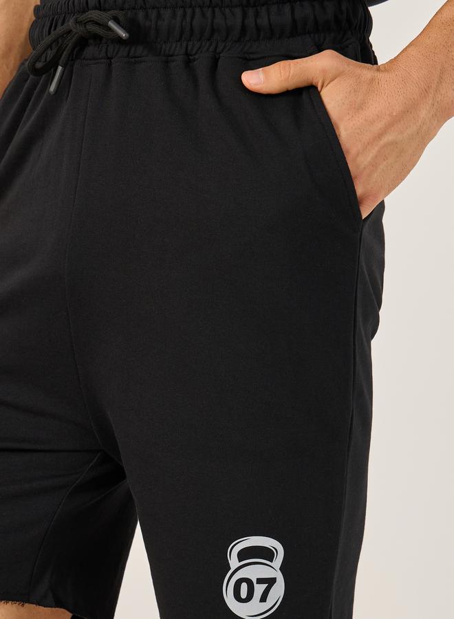 Styli Graphic Print Raw-Edge Hem Shorts  - Image 4