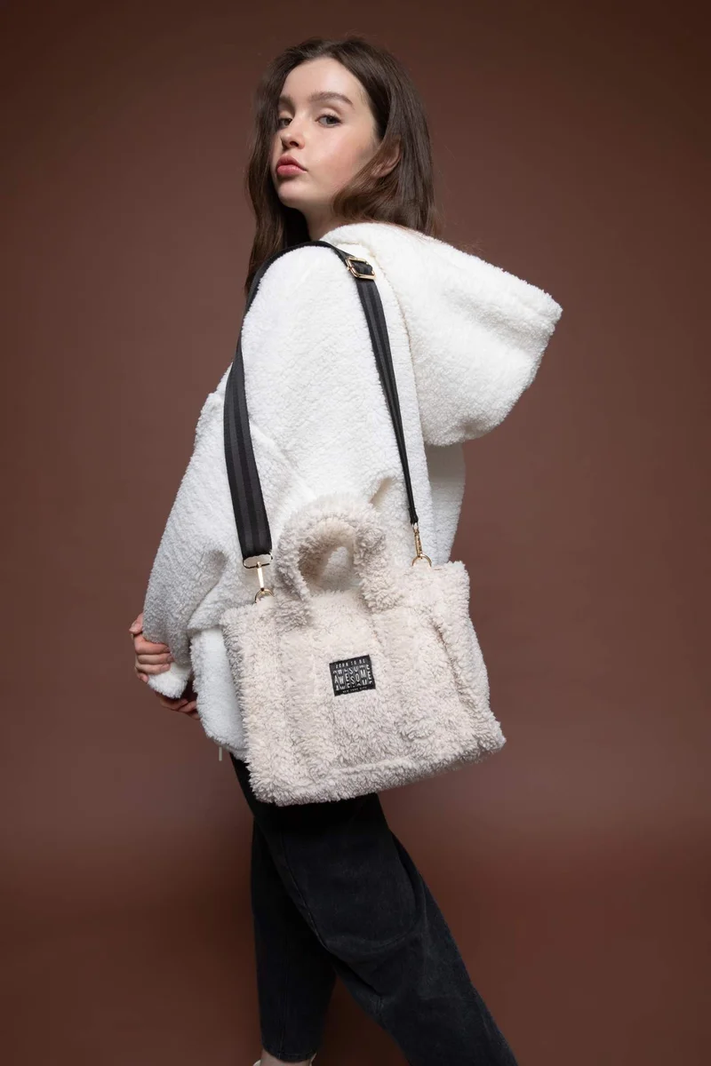 ديفاكتو Women Plush Crossbody Bag