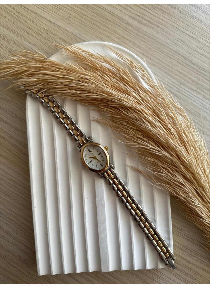 QUARTZ Retro Minimal Straw Strap Vintage Women's Wristwatch  - Image 1