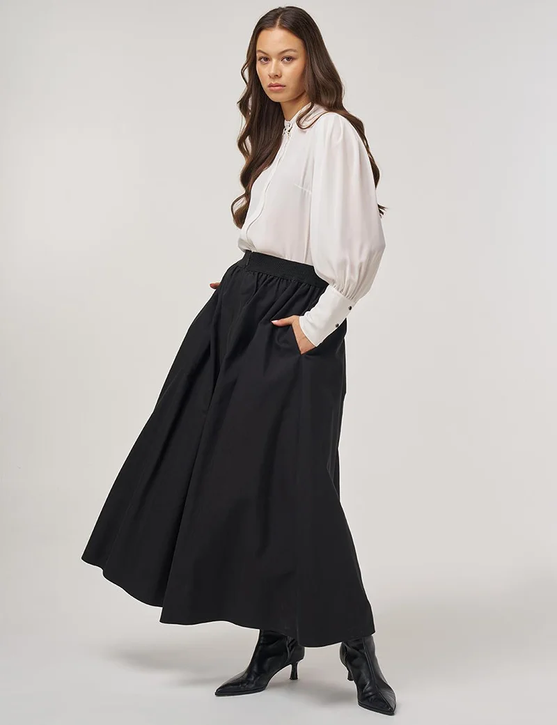 Kayra تنورة بخصر مطاطي وإغلاق بسحاب باللون الأسود