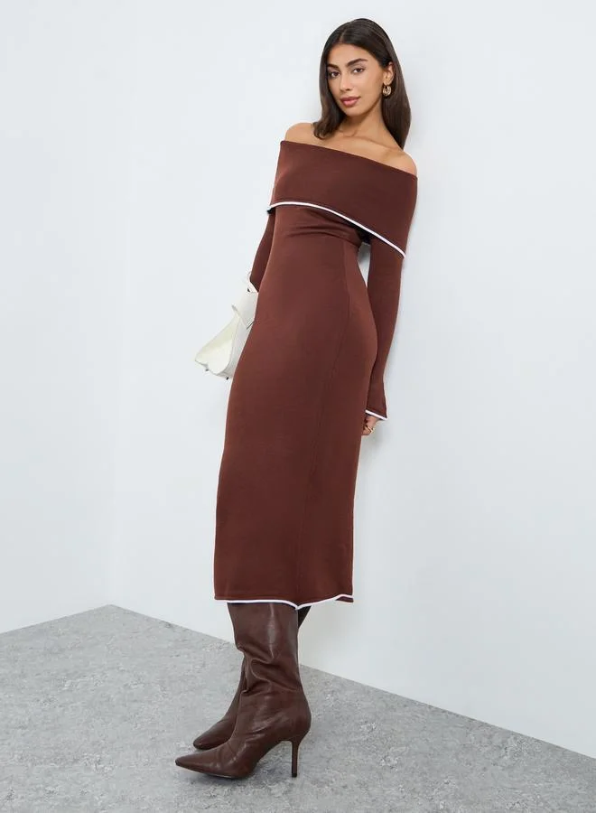 ستايلي فستان طويل بياقة باردو وتفاصيل متباينة