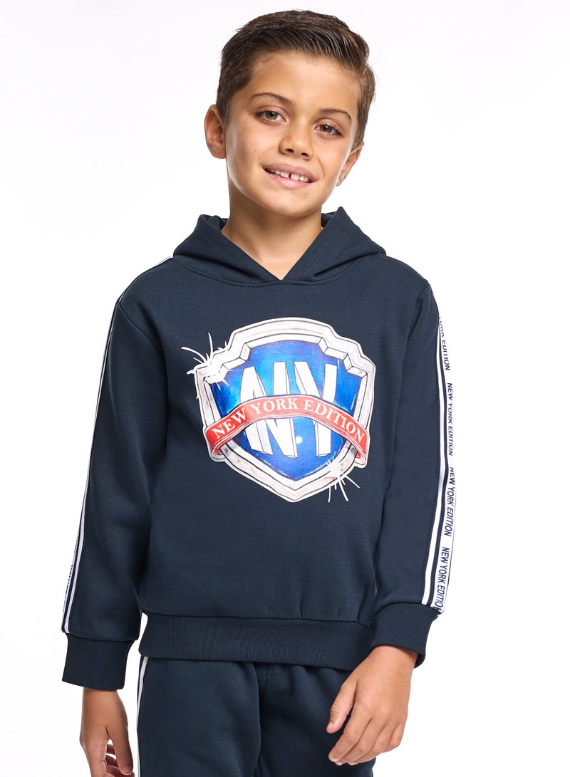 فكتور اند جين بدلة رياضية صوف بغطاء رأس بشعار للأولاد - كحلي مع تفاصيل شريط جانبي - Image 3