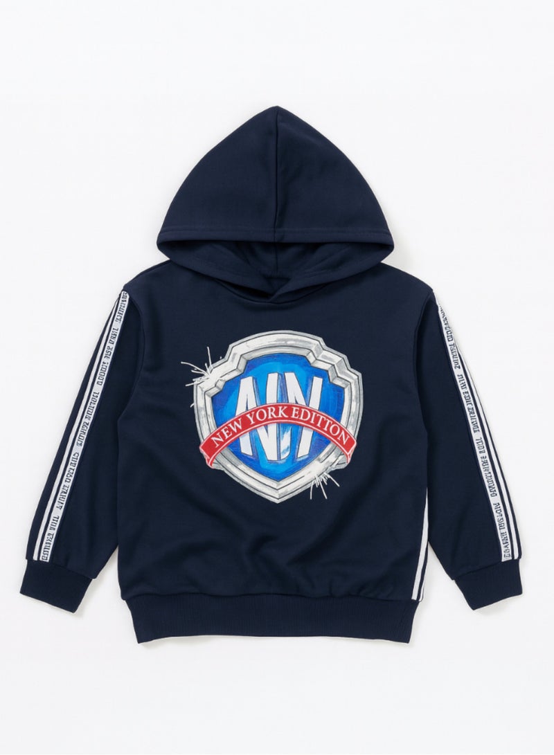 فكتور اند جين بدلة رياضية صوف بغطاء رأس بشعار للأولاد - كحلي مع تفاصيل شريط جانبي - Image 4