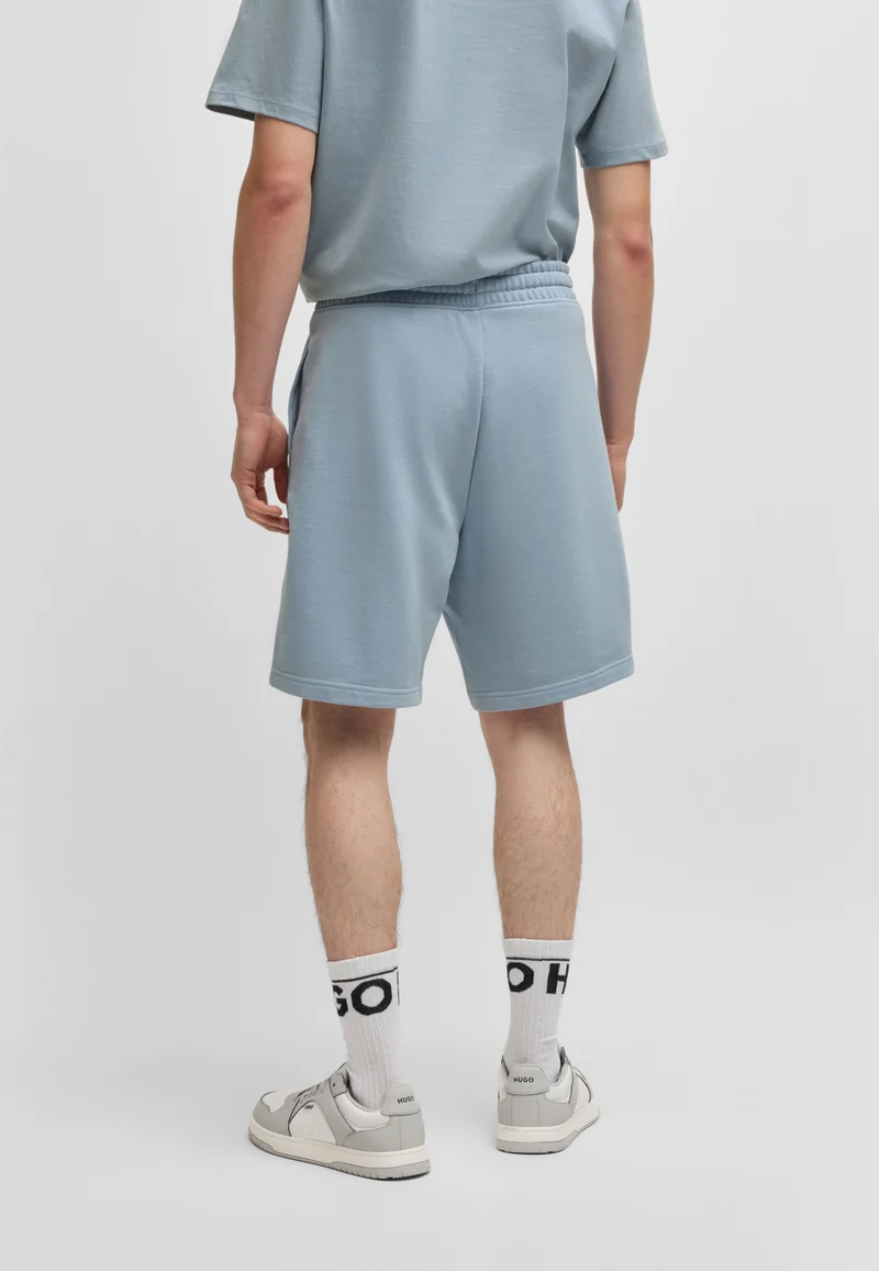 هوجو شورت قطن مريح بطبعة شعار