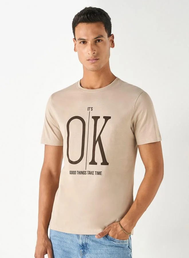 سبلاش فيڤ تيشيرت بطبعة كتابية بياقة دائرية وأكمام قصيرة