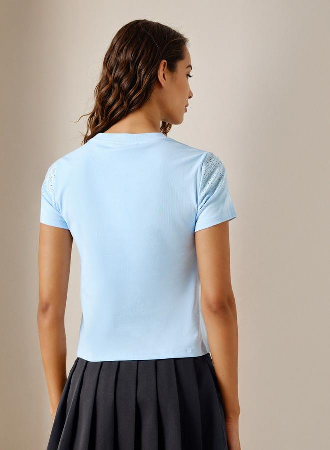 تواكستريمز تيشيرت مزيّن بياقة ضيقة وأكمام قصيرة من تو إكستريمز - Image 3