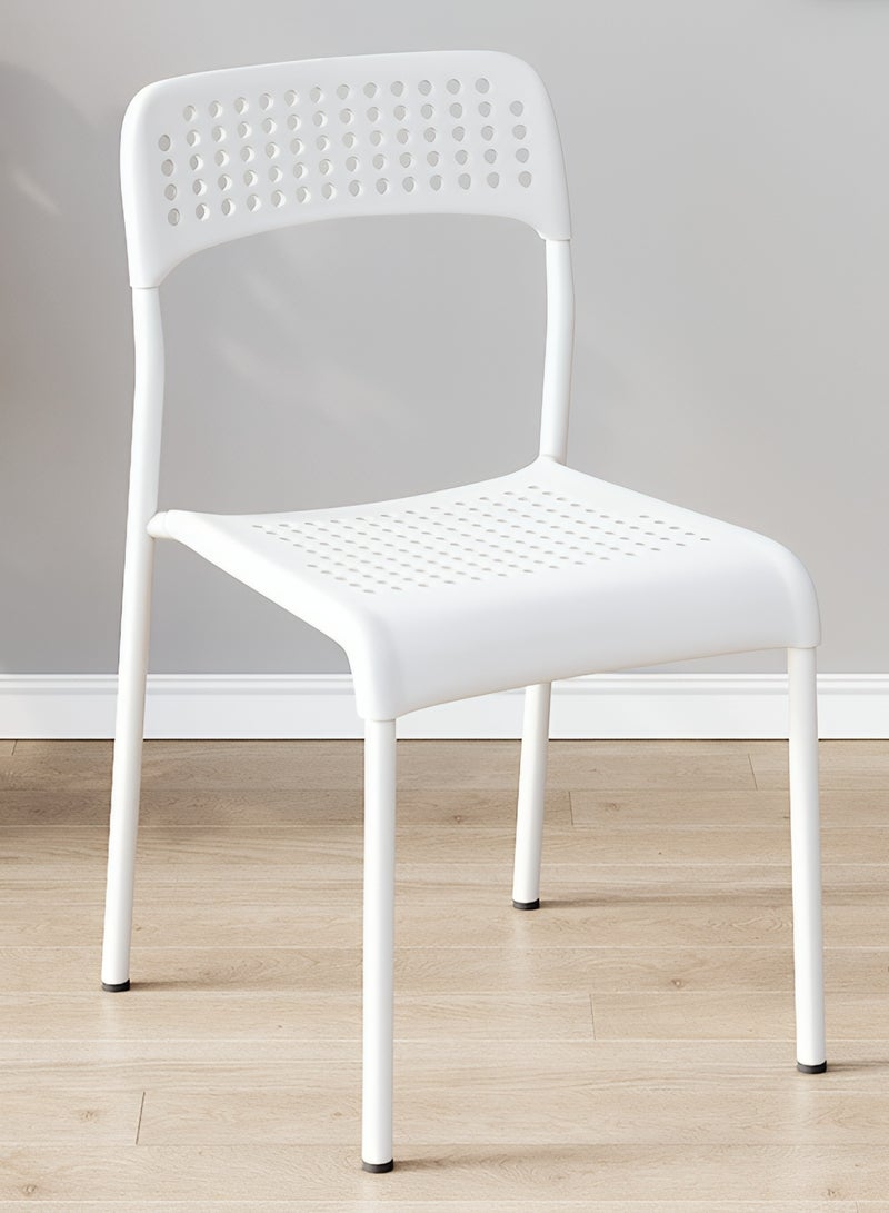 تايمي كرسي طعام بمقعد من البلاستيك وأرجل معدنية، قابل للتكديس وسهل التخزين، كرسي متعدد الاستخدامات لغرفة المعيشة والمطبخ وغرفة النوم و الحديقة والفناء والشرفة - أبيض - Image 1