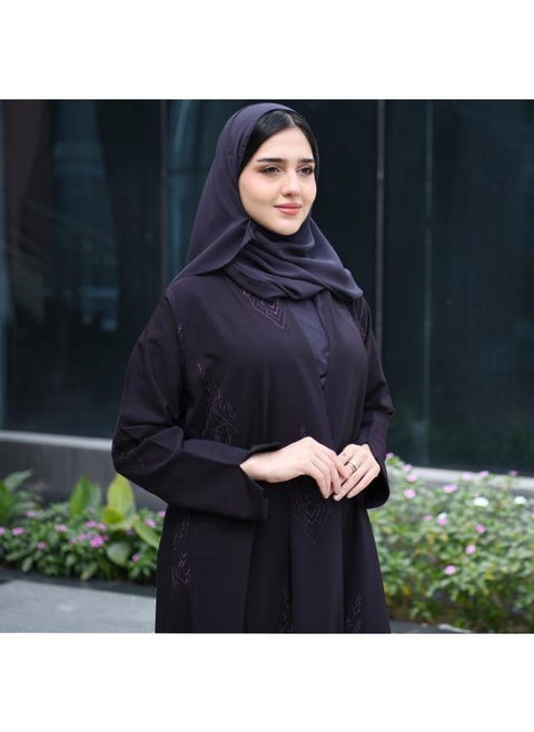 عباية بتصميم راقي لف باللون الارجواني بتطريز مطفي على كامل العباية وبكسرة من الخلف