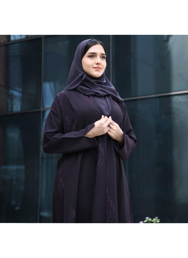 عباية بتصميم راقي لف باللون الارجواني بتطريز مطفي على كامل العباية وبكسرة من الخلف