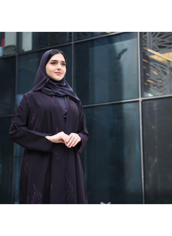 عباية بتصميم راقي لف باللون الارجواني بتطريز مطفي على كامل العباية وبكسرة من الخلف