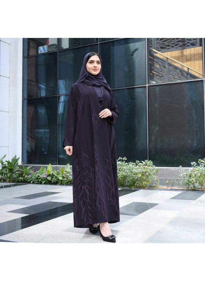 عباية بتصميم راقي لف باللون الارجواني بتطريز مطفي على كامل العباية وبكسرة من الخلف