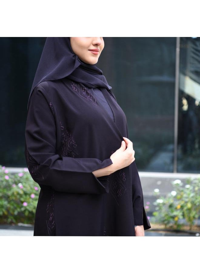 عباية بتصميم راقي لف باللون الارجواني بتطريز مطفي على كامل العباية وبكسرة من الخلف