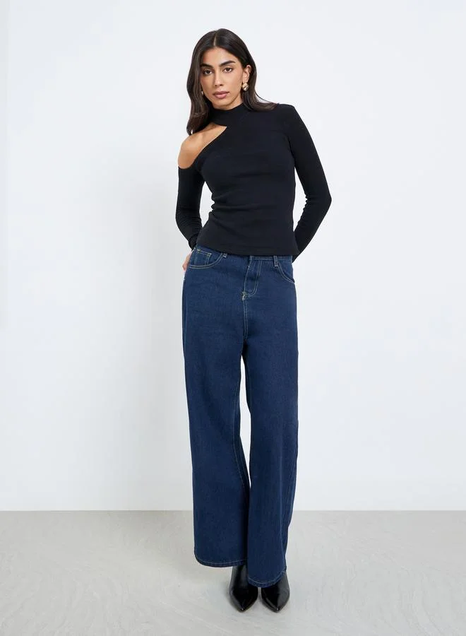 ستايلي بلوزة محبوكة بتفاصيل كتف واحد