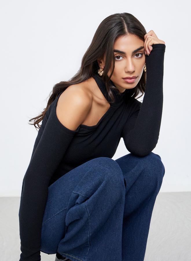 ستايلي بلوزة محبوكة بتفاصيل كتف واحد - Image 1