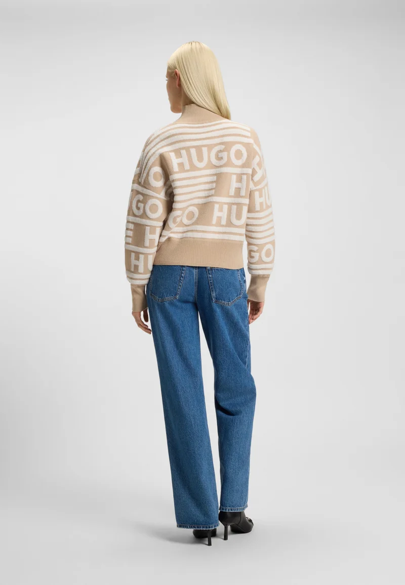 هوجو كنزة كبيرة بياقة وهمية ونقش شعار