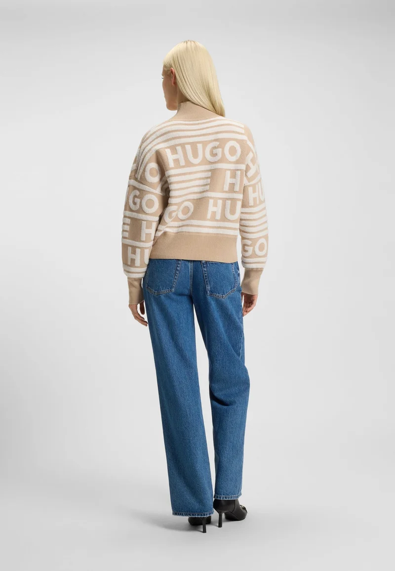 هوجو كنزة كبيرة بياقة وهمية ونقش شعار