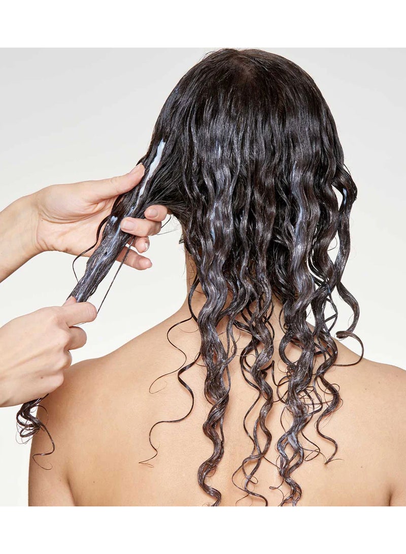 Milk Shake بخاخ كيرل باسشن - بلسم بدون بارابين للشعر المجعد مع زيوت براكاكسي وباباسو العضوية - تركيبة مضادة للتجاعيد، مرطبة، ناعمة ومحددة مع بروتينات الكينوا والحليب لتجاعيد مرنة وطويلة الأمد، 1 لتر - Image 3