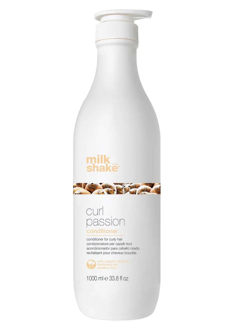 Milk Shake بخاخ كيرل باسشن - بلسم بدون بارابين للشعر المجعد مع زيوت براكاكسي وباباسو العضوية - تركيبة مضادة للتجاعيد، مرطبة، ناعمة ومحددة مع بروتينات الكينوا والحليب لتجاعيد مرنة وطويلة الأمد، 1 لتر - Image 1