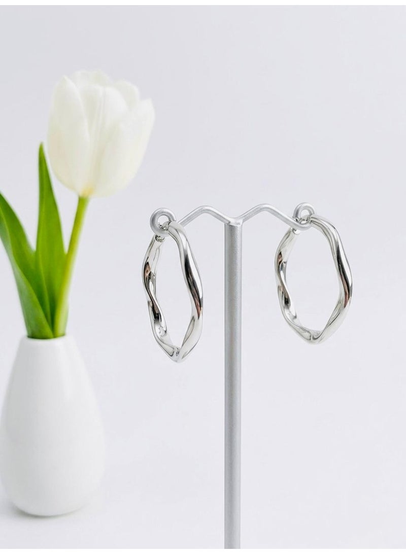 The Intermix Gems 18 Karat 750 Purity White Gold, Minimalist Wavy Hoop Earrings - Image 2