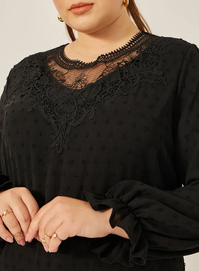 ستايلي بلوزة بأكمام طويلة مزينة بالدانتيل وملمس بارز بمقاس كبير