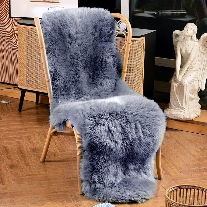 GENUINE SHEEPSKIN AREA RUG WOOL RUG FUR CARPET FLUFFY SHAGGY FUR RUG FOR LIVING ROOM KIDS BEDROOM REAL SHEEPSKIN THROW LAMBSKIN RUGS SOFA MAT CHAIR SEAT COVERS CARBON GRAY 2 X 6 FT SHEEPSKIN