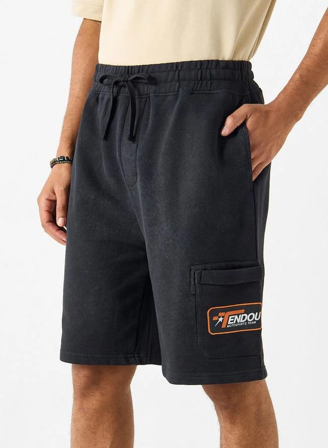 اس بي كاركترز شورت سادة برباط إغلاق وجيوب