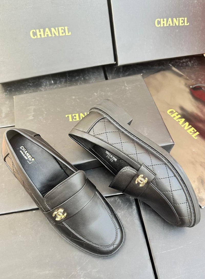 Luxurious women's shoes with a new and distinctive design 37