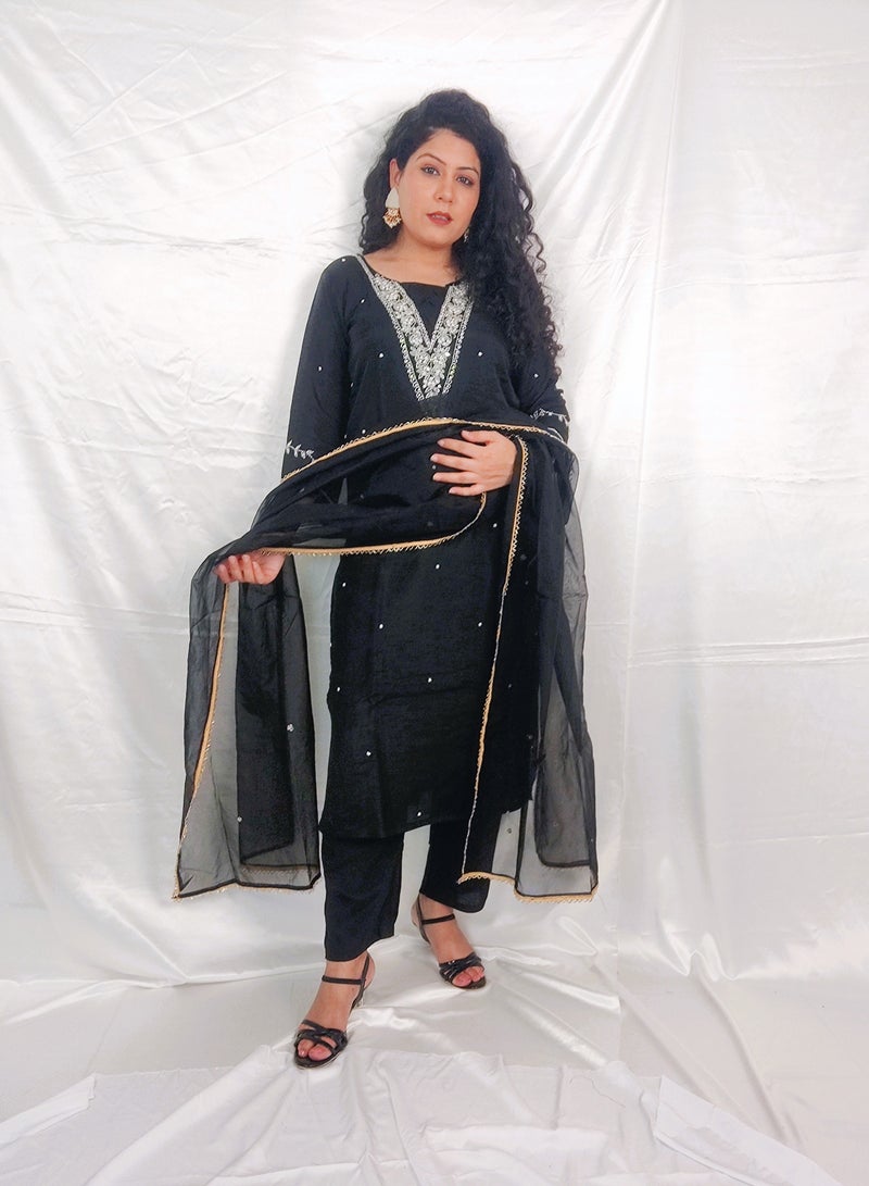 باناش برييا طقم كرتا وبنطال مستقيم من الحرير الأسود مع دوبتة أورجانزا أنيقة من PRIYA'S PANACHE  - Image 2