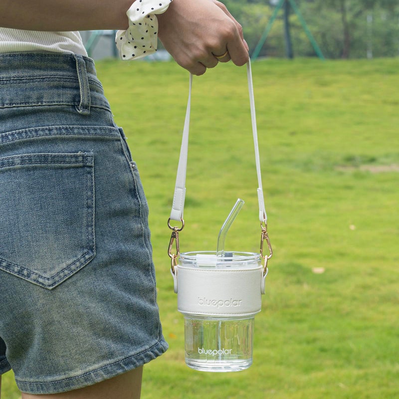 BLUEPOLAR بلو بولار 13oz/400ml كوب ماء زجاجي مع قشة وغطاء محكم للحمل على الجدار السميك، كوب قهوة مثلجة للماء، شاي مثلج، عصير فواكه (أبيض مع غلاف وحزام) - Image 2