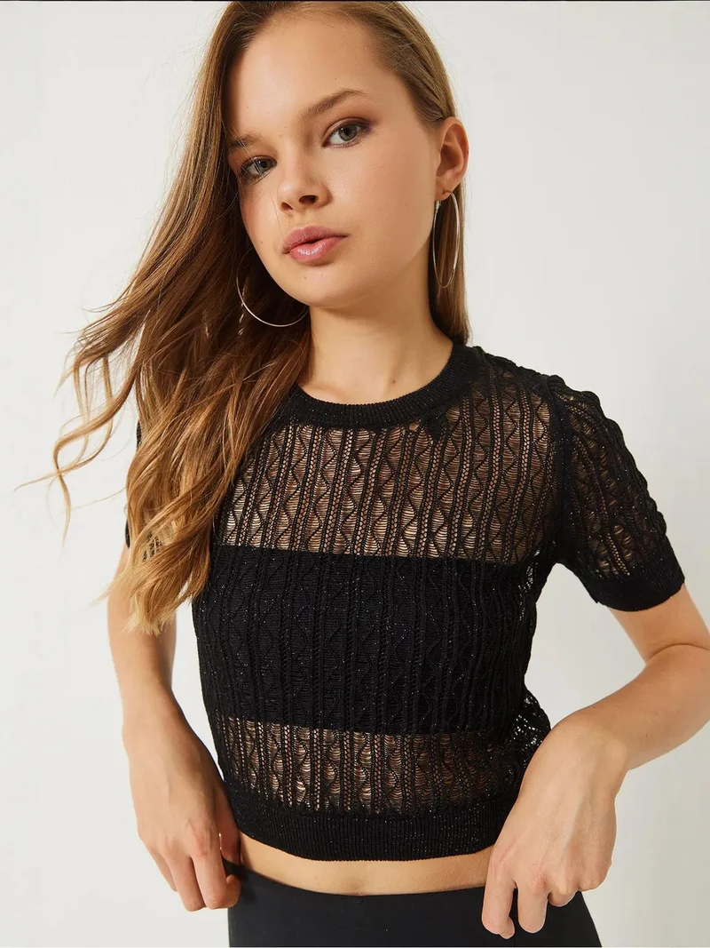 Bianco Lucci LUCCI Lace Textured Crop Top with Crew Neck