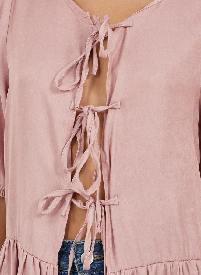 ستايلي بلوزة بيبلوم بأكمام منفوشة وحافة مكشكشة مع تفاصيل ربط - Image 3