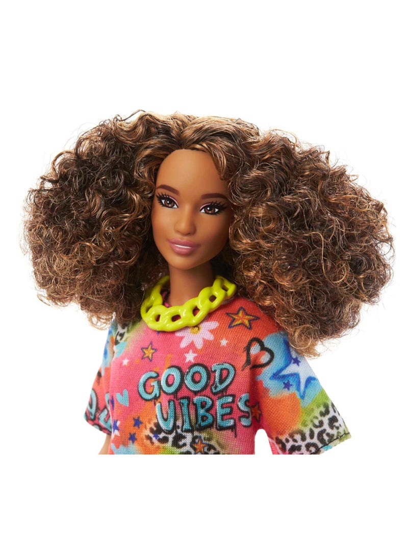 Barbie دمية باربي فاشونيستاس - فستان تي شيرت Good Vibes - Image 2