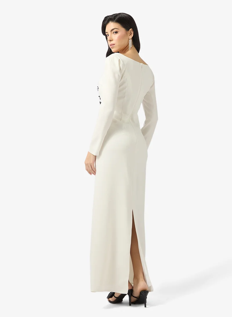 نمشي x فستان ضيق مطرز بالزهور بياقة مربعة