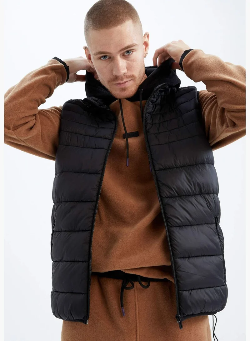 ديفاكتو Standard Fit Sleeveless Padded Gilet