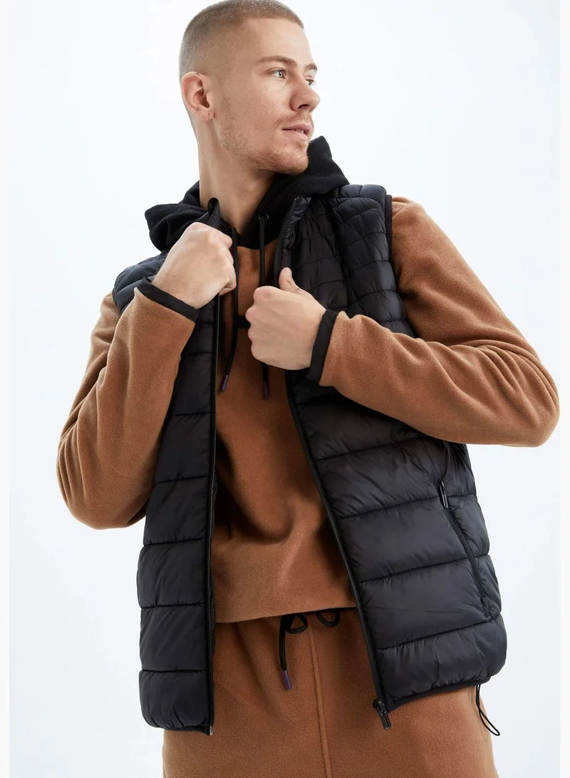 ديفاكتو Standard Fit Sleeveless Padded Gilet
