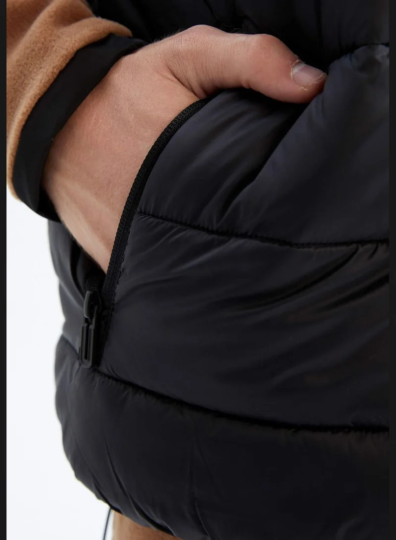 ديفاكتو Standard Fit Sleeveless Padded Gilet