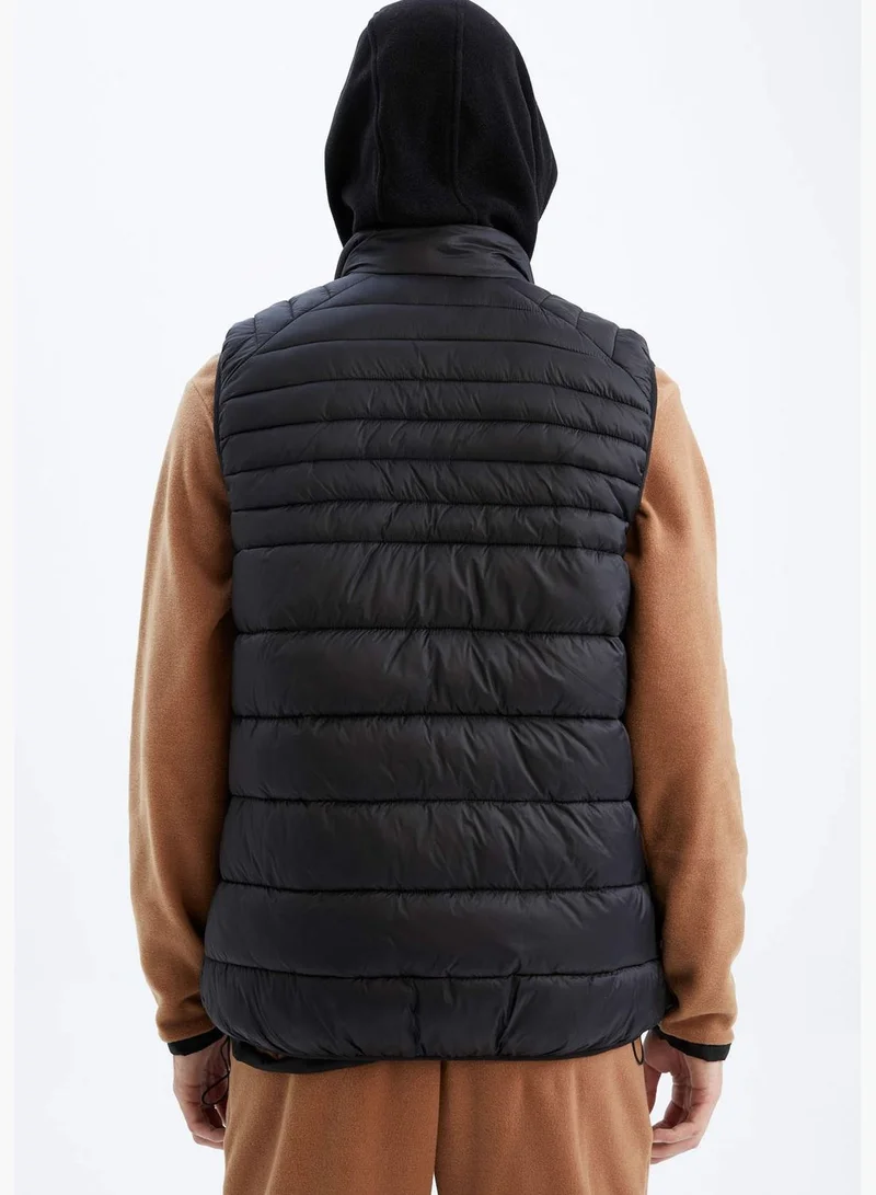 ديفاكتو Standard Fit Sleeveless Padded Gilet