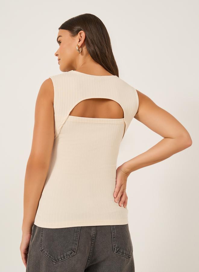 ستايلي بلوزة ستايلي بدون أكمام بنقشة بارزة وتفاصيل ملتفة من الأمام - Image 5