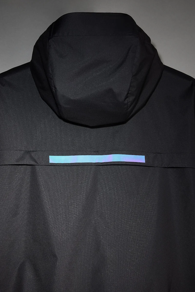 اتش اند ام جاكيت رياضي بتصميم مقاوم للماء