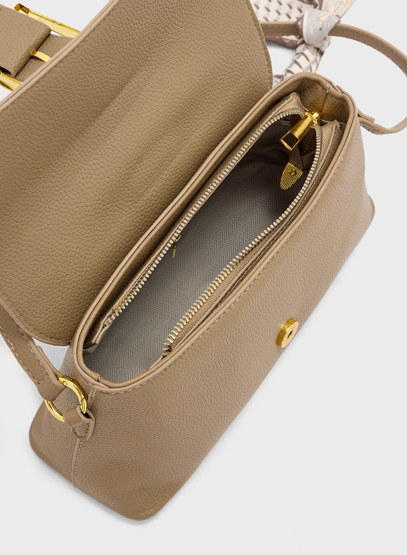 ايلا حقيبة كتف بتفاصيل وشاح وحزام طويل - Image 5