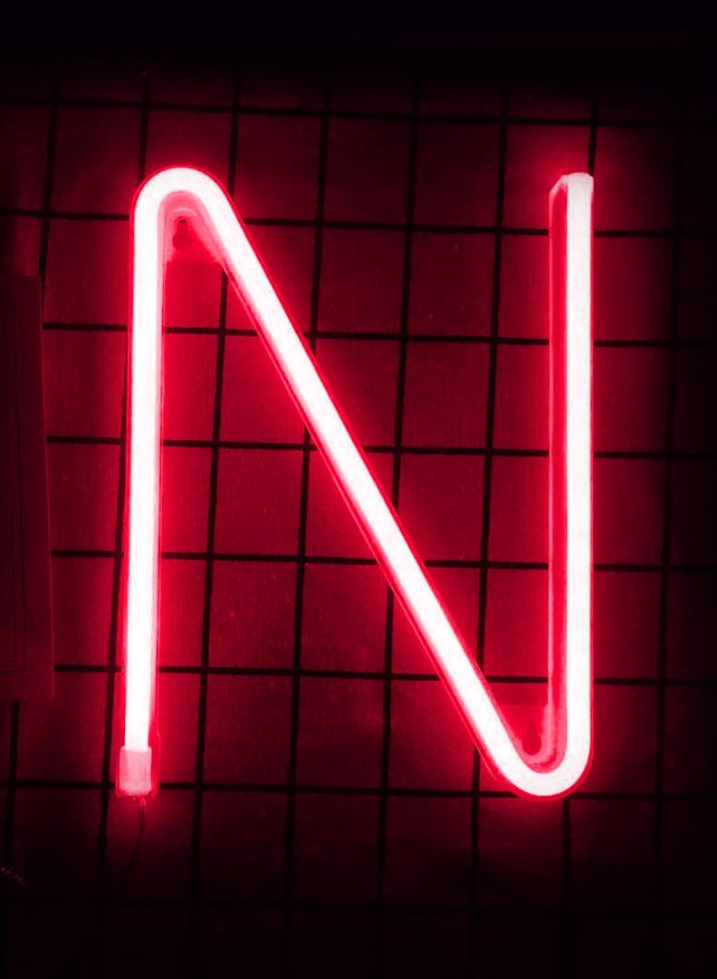 سلة حرف بإضاءة النيون باللون الأحمر الدافىء – N - Image 1