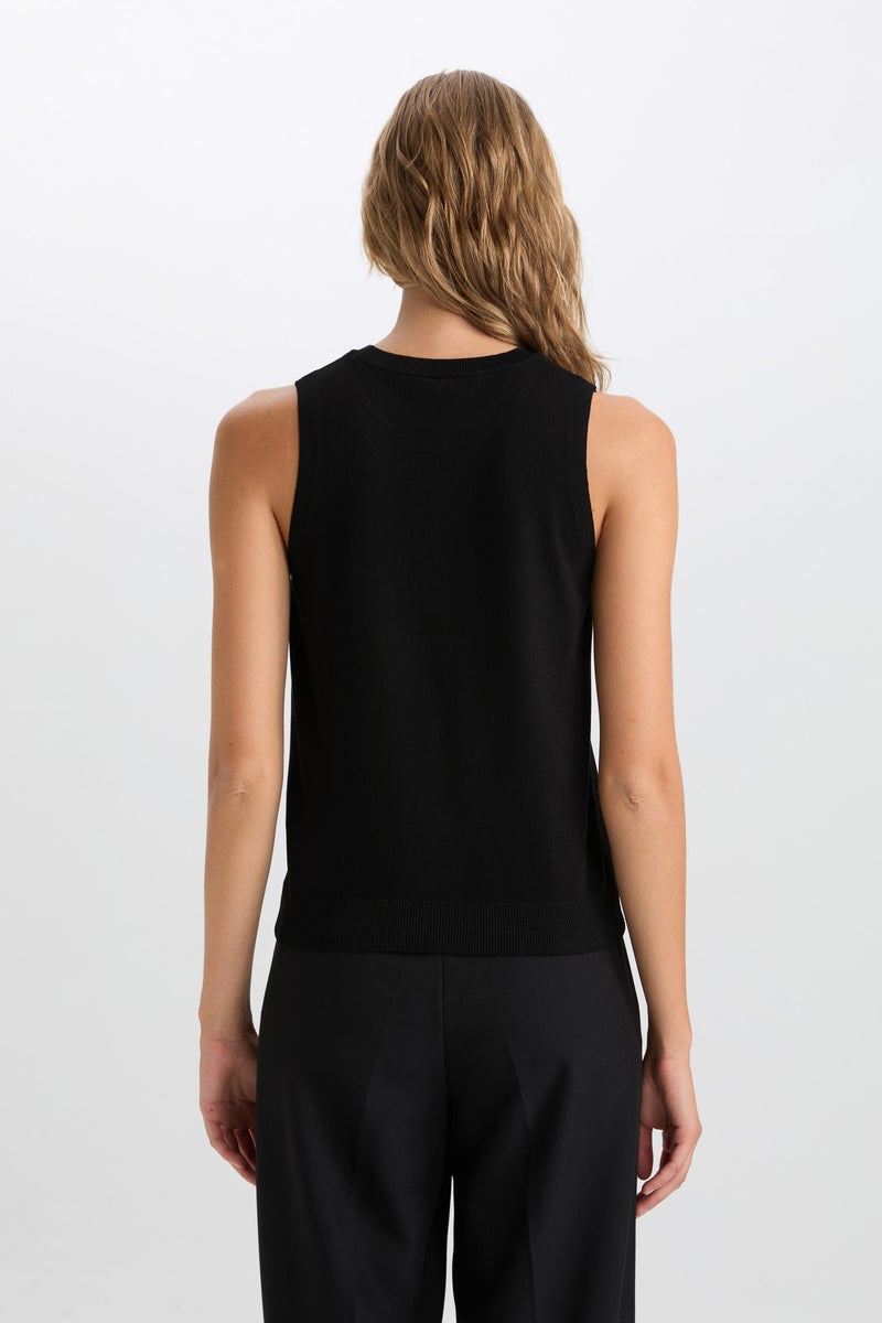 DeFacto Woman Fitted Crew Neck Ribbed Sleeveless Basic Pullover - Image 3
