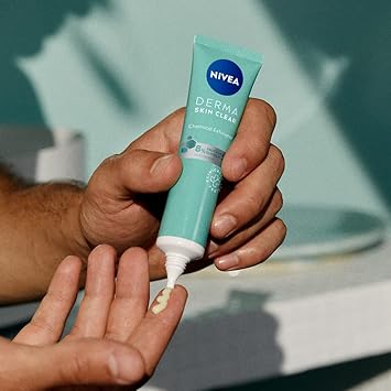 Nivea NIVEA Derma Skin Clear Chemical Exfoliator 40ml Liquid Exfoliator Made with Salicylic Acid Glycolic Acid and Niacinamide to Visibly Reduce and Prevent Blemishes For BlemishProne Skin - Image 4
